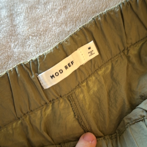 Mod ref army green parachute pants. 100% nylon. Very lightweight - Picture 2 of 3